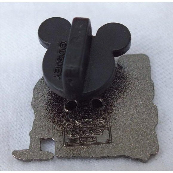 Disney Pin, Mini Skull Pin Pirates of the Caribbean - At World's End Collectible - Picture 2 of 4